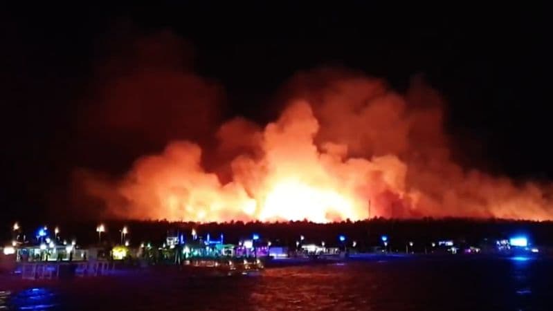 Óriási tűz pusztított a népszerű horvátországi üdülőhelyen, több mint 10 ezer embert evakuáltak!