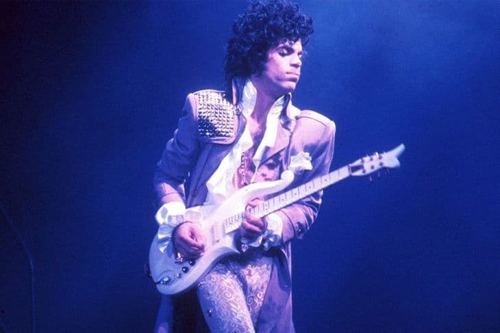 Elárverezik Prince legendás Blue Angel-gitárját