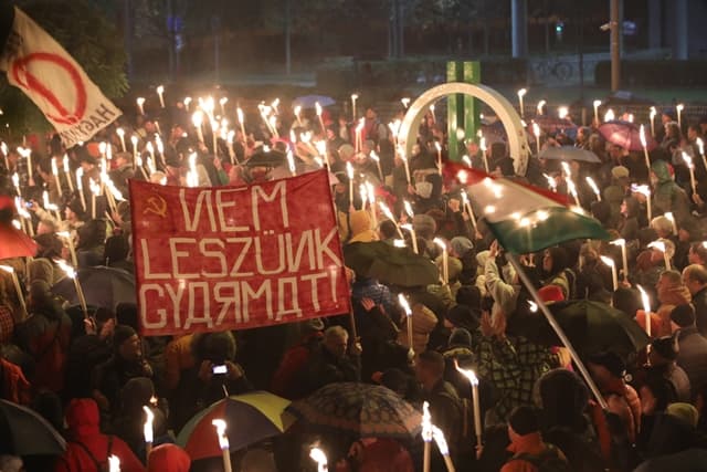 Tüntettek a köztévé budapesti székháza előtt péntek este