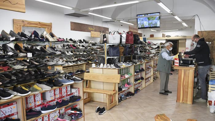 A ruhákat nem próbálhatjuk fel a nyitva lévő boltokban, de mi a helyzet a cipőkkel?