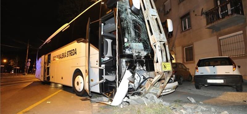 Nekicsapódott egy oszlopnak a dunaszerdahelyi SAD egyik autóbusza