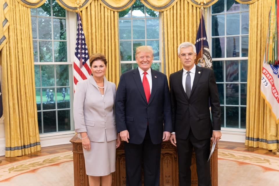 Trump lepacsizott az új szlovák nagykövettel