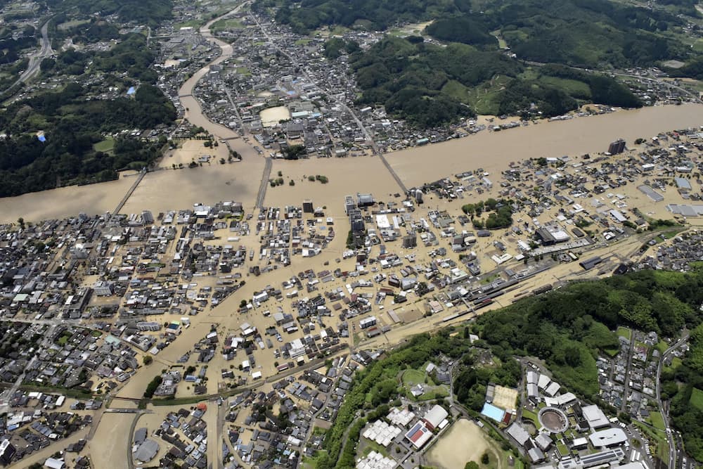 Árvíz és földcsuszamlás Japánban