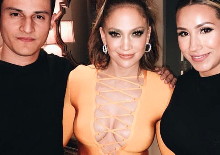 Jennifer Lopez ruháján olyan mély a kivágás, mint a Marianna-árok