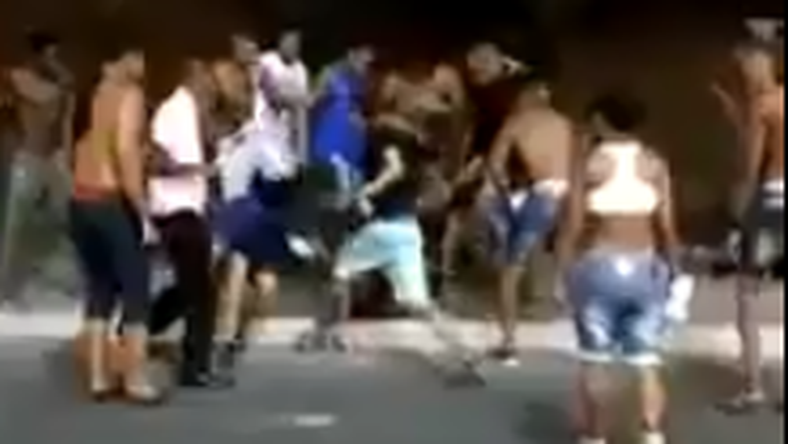 DURVA: Halálra vert a tömeg egy férfit az utcán (videó)