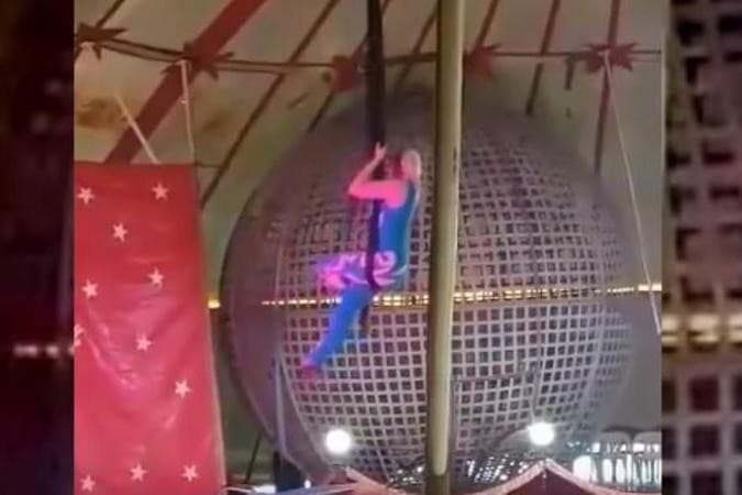SZÖRNYŰ: Előadás közben zuhant le a cirkuszi artista (VIDEÓ 18+)