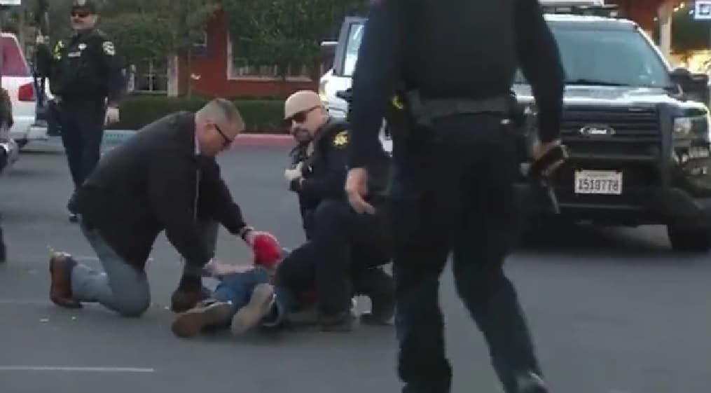 Videón, ahogy letartóztatják a kalifornia férfit, aki hét embert lőtt agyon