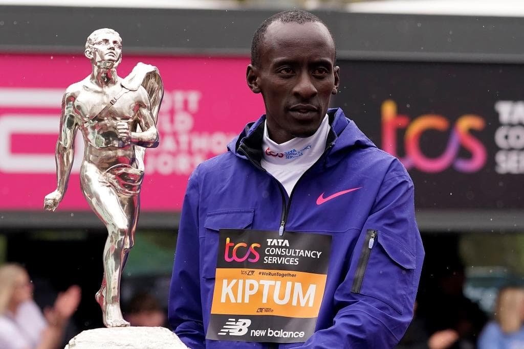 Autóbalesetben életét vesztette a férfi maraton világcsúcstartója