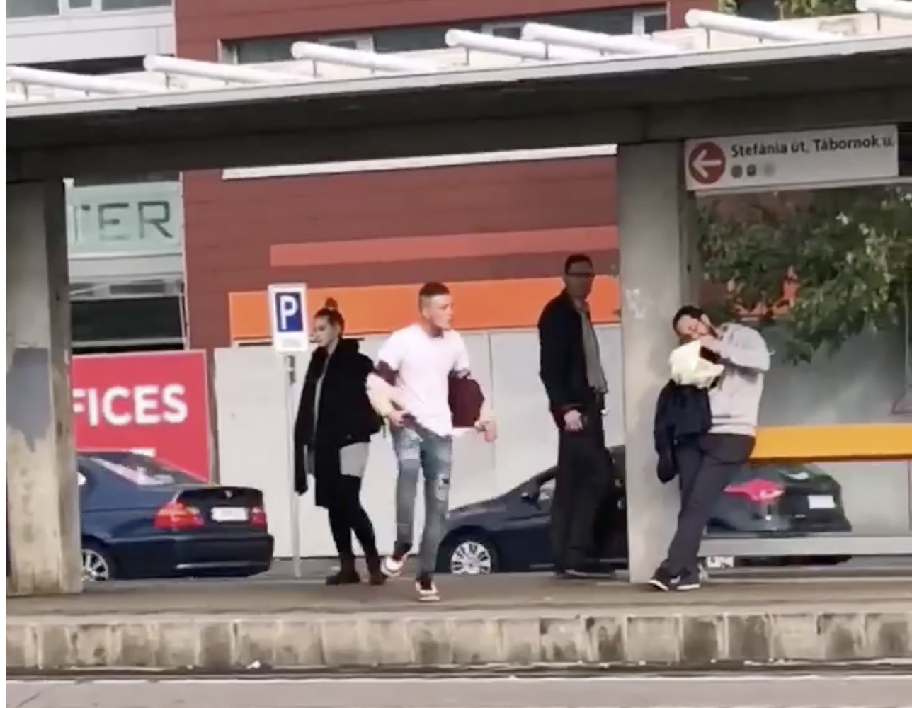 Egy budapesti villamosmegállóban táncoló fiú lett az internet új sztárja – VIDEÓ 