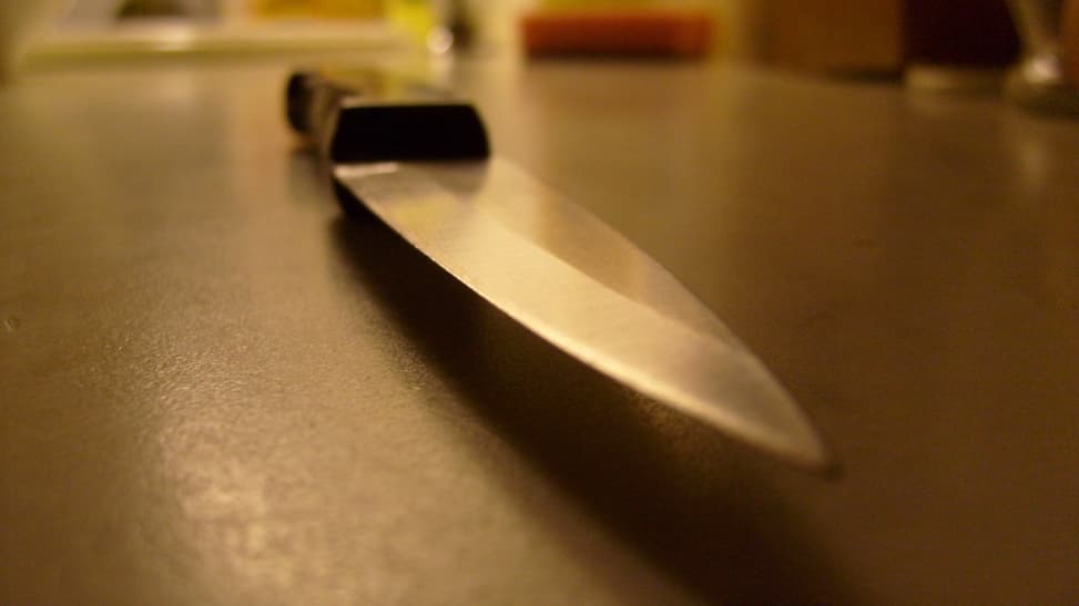 Késsel fenyegetőzött az utcán egy férfi Milánóban, a rendőrök lábon lőtték