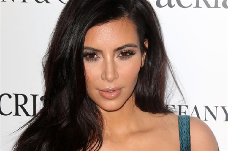 Kim Kardashian ismét pucérkodott