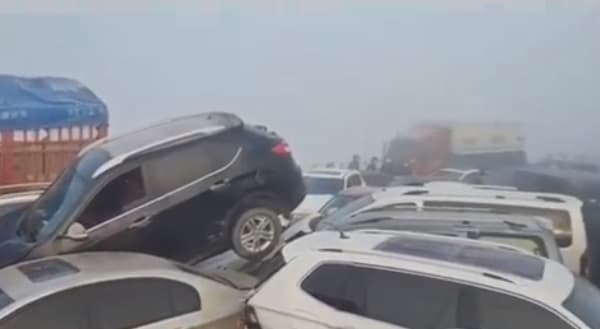 Év vége felé befutott az idei legnagyobb közlekedési baleset, több mint 200 autó ütközött össze Kínában