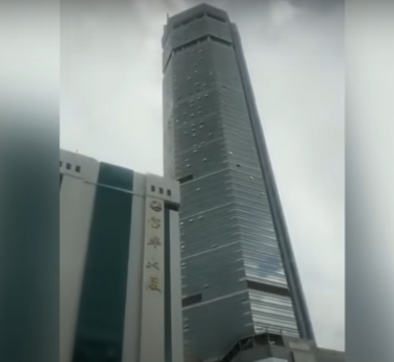 Egyszer csak inogni kezdett egy 12 milliós város legismertebb felhőkarcolója, csak találgatnak a szakik, mi történhetett (VIDEÓ)