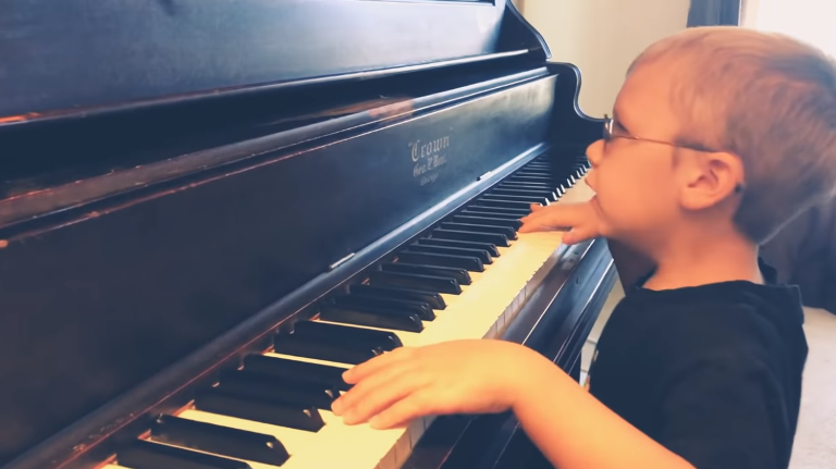 Hallgassa meg, ahogy egy vak kisfiú a Bohemian Rhapsody-t zongorázza (VIDEÓ)