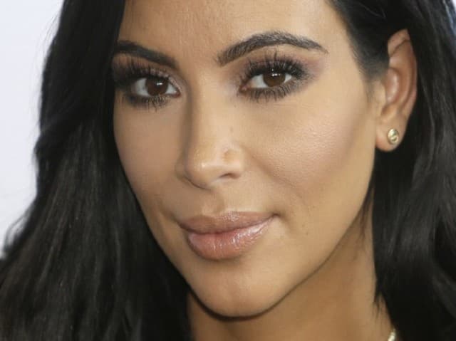 Kim Kardashian kirakott mellekkel ment el a díjátadóra (FOTÓK)