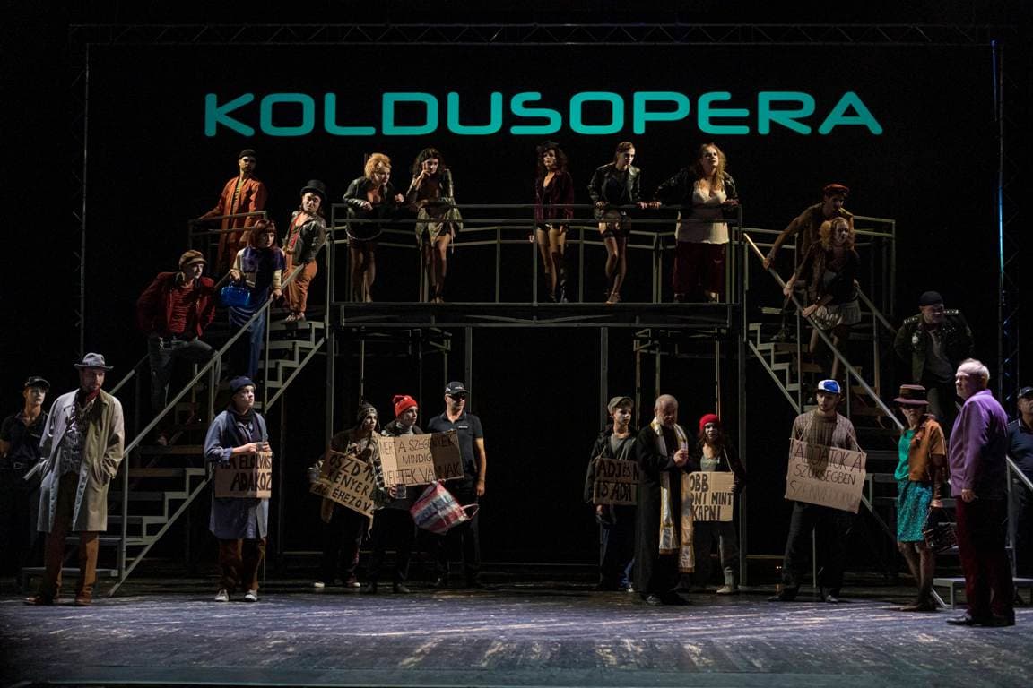 Szombaton lesz a Koldusopera premiere a Komáromi Jókai Színházban (FOTÓK)