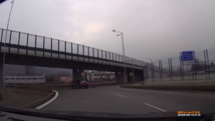 HOPPÁ: Menetiránnyal szembe ment a körforgalomban egy autós (videó)