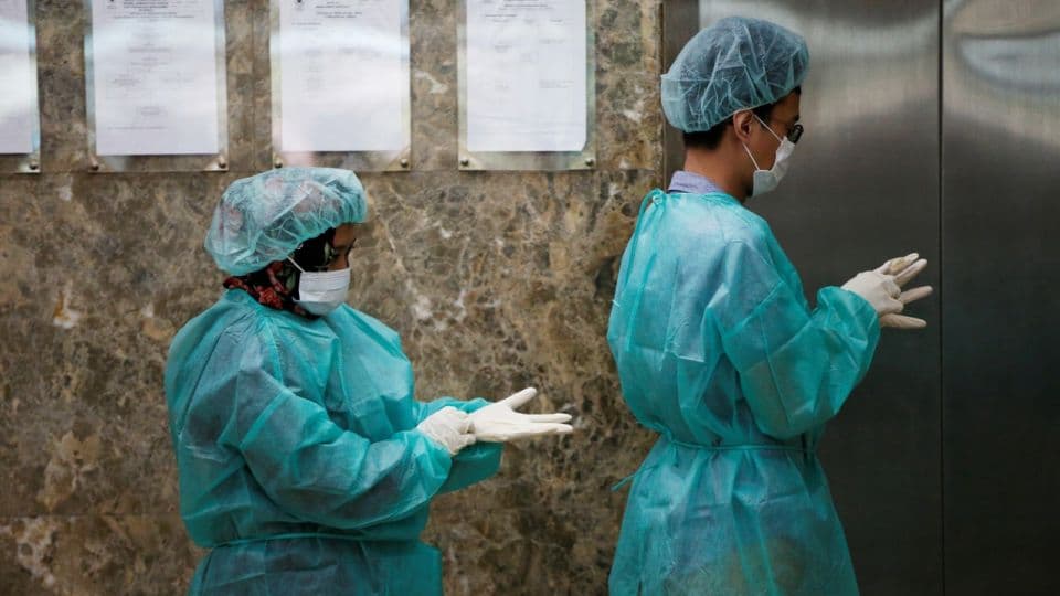 Hogyan magyarázzák meg a vírustagadók, hogy újabb lezárásokat rendeltek el Kínában a covidjárvány terjedése miatt?