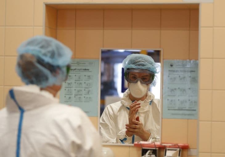 Csehországban csak a kórházi helyzet javulása esetén mérséklik az óvintézkedéseket
