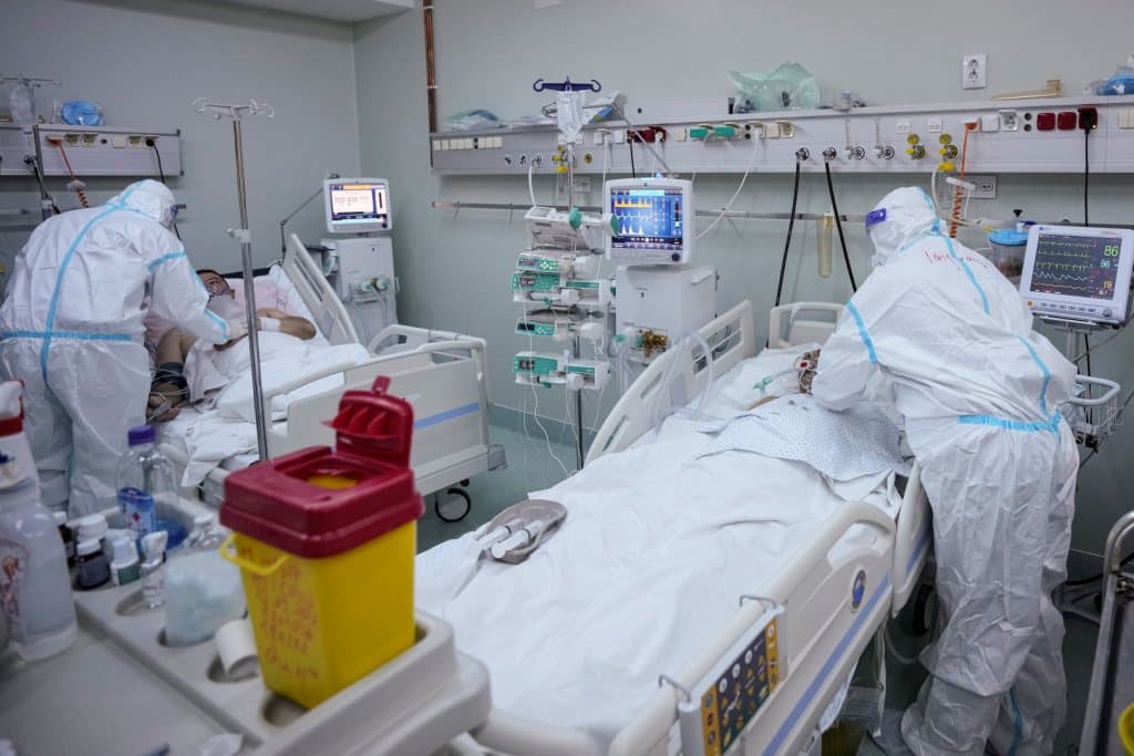 Romániában több mint 100 ezer fertőzöttet azonosítottak a múlt héten, 2350-en haltak meg