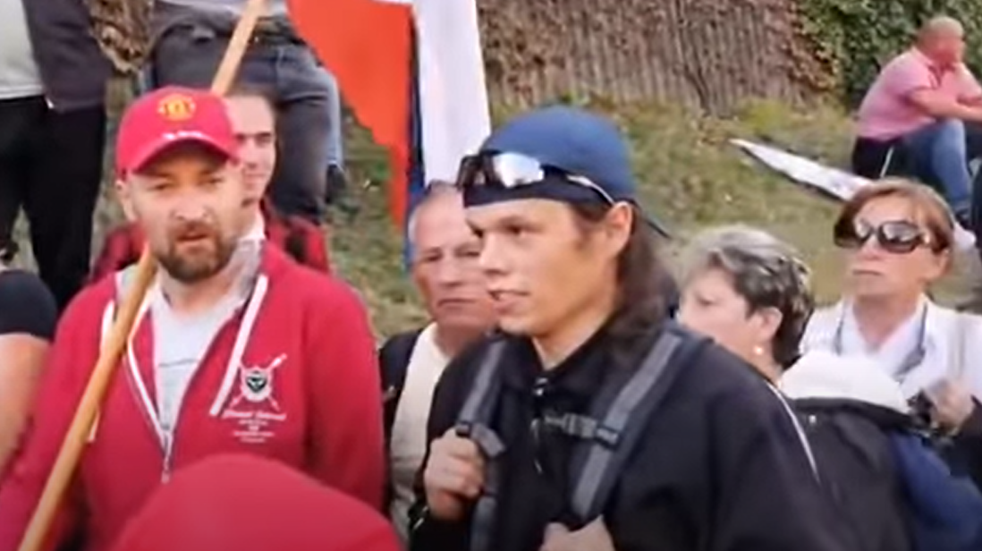 Levetkőztette volna a rendőrt, de azt se tudta, mi miatt tiltakozik az oltásellenes hülyegyerek (VIDEÓ)