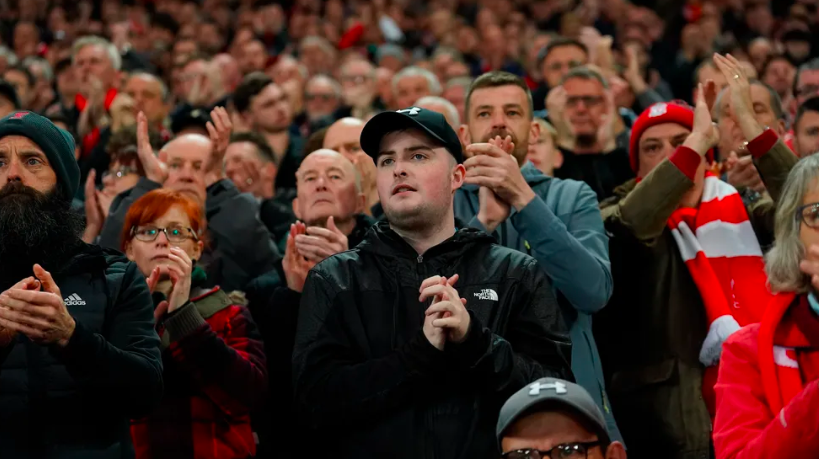 Megható pillanat az Anfield Roadon: a gyászoló Ronaldót ünnepelte a liverpooli közönség (VIDEÓ)