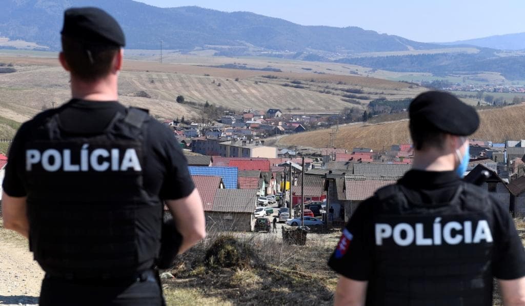 Vizsgálják, tényleg megvert-e egy rendőr öt gyereket egy szlovákiai roma telepen