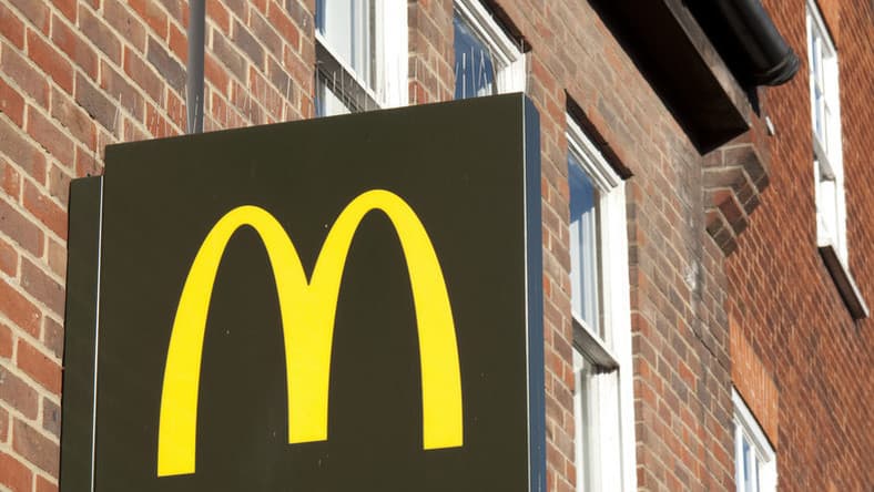 DURVA: Úgy elvert egy nőt a McDonald’s alkalmazottja, hogy még a melle is kicsúszott (videó) 18+