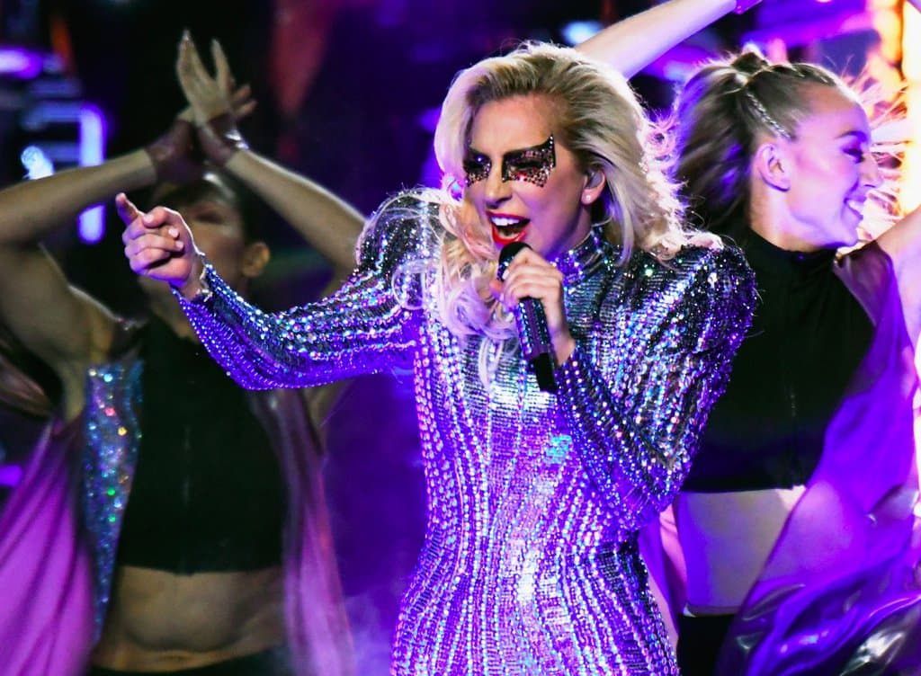 Erős fájdalmai vannak Lady Gagának, végleg lemondta 10 európai koncertjét
