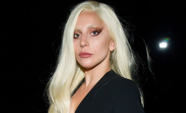 Lady Gaga és rajongója a mélybe zuhant (VIDEÓ)