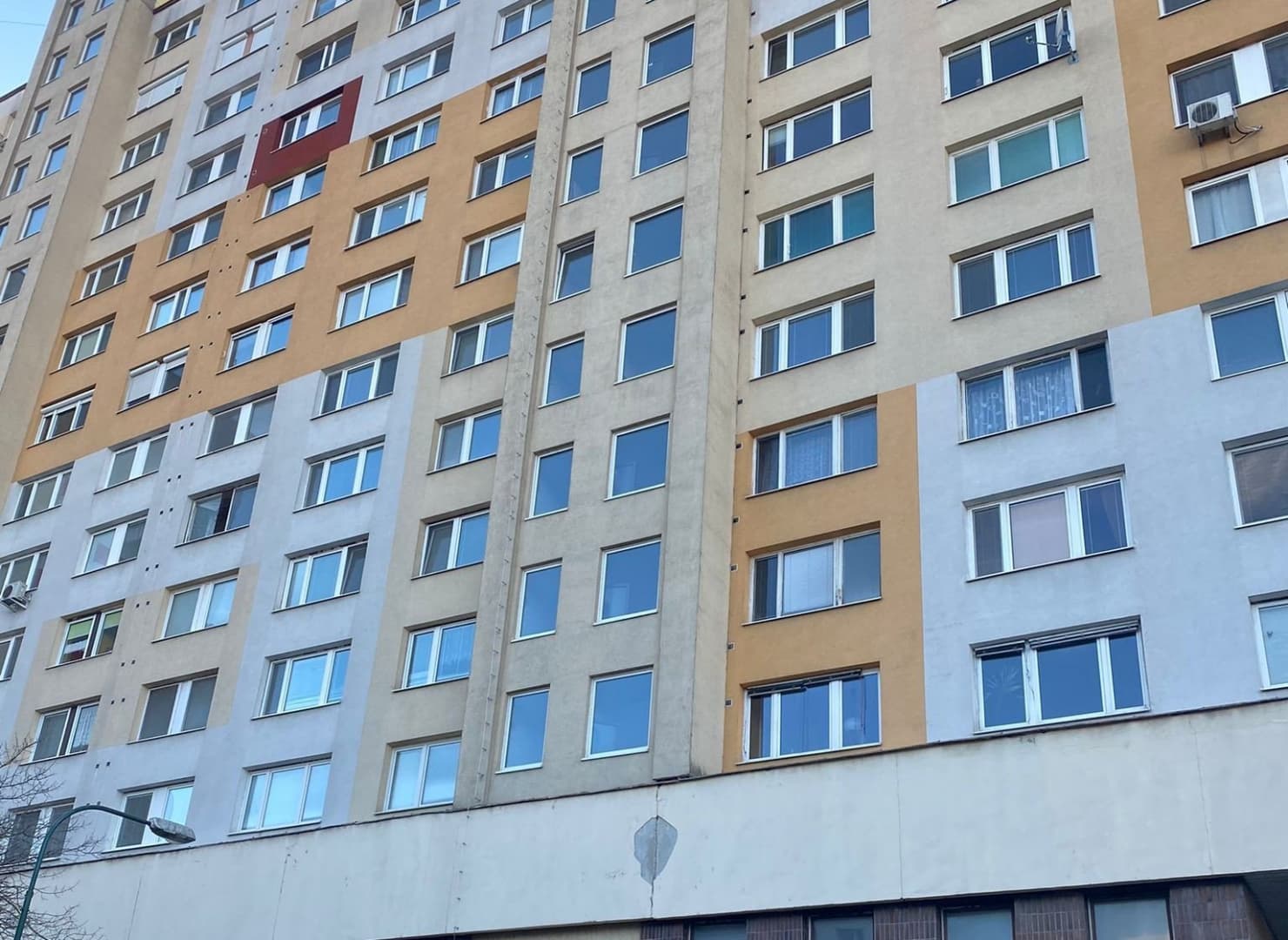 Szörnyethalt egy 21 éves férfi, miután kiugrott a hetedik emeletről