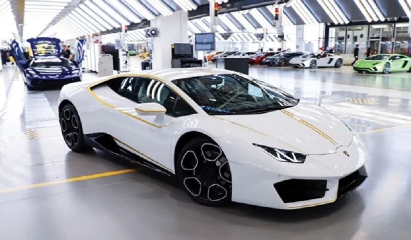 Eladó Ferenc pápa fehér Lamborghinije