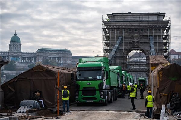 Huszonnégy, egyenként 20 tonnás tehergépkocsival tesztelték a budapesti Lánchíd teherbírását szombaton