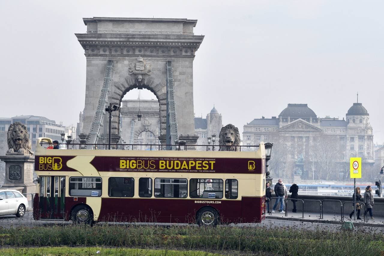 Nem hajthatnak a budapesti Lánchídra a buszok és a teherautók sem