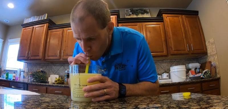 ELKÉPESZTŐ 17 másodperc alatt ivott meg egy liter százszázalékos citromlevet ez az amerikai férfi – VIDEÓ
