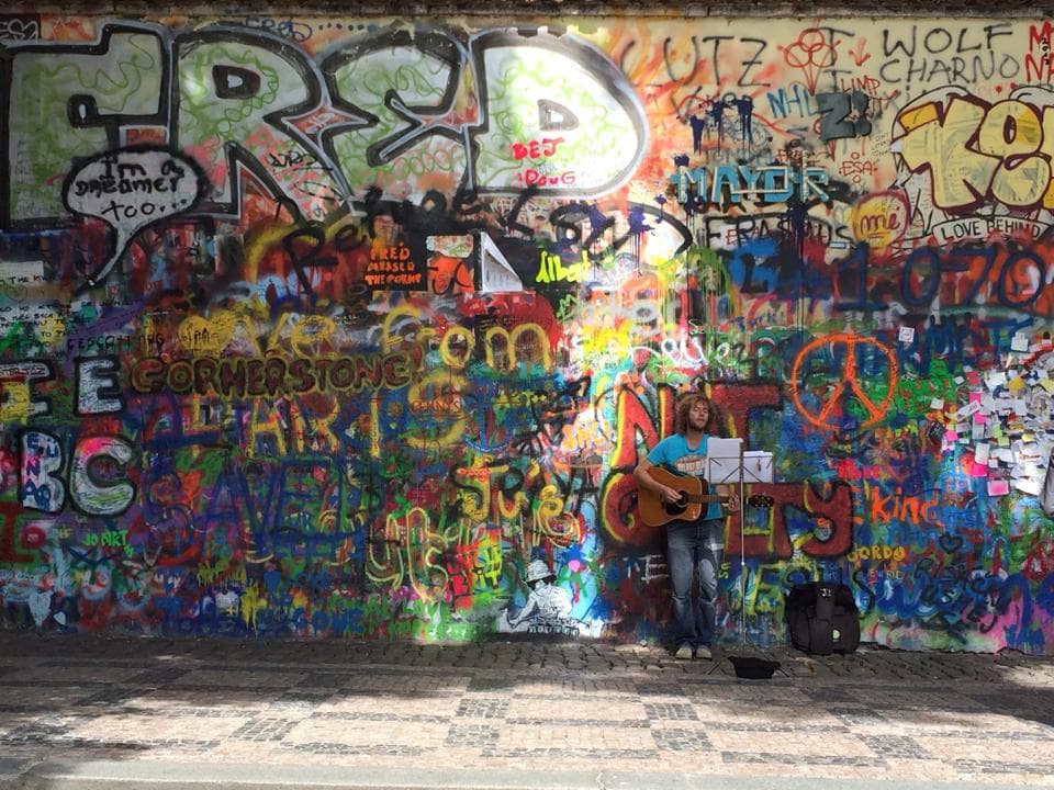 Nagyobb védelmet akar a prágai Lennon-falnak a Máltai Lovagrend