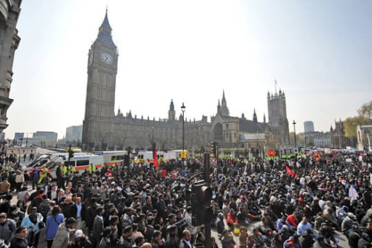 Egy iszlámellenes aktivista szabadon bocsátásáért tüntettek Londonban