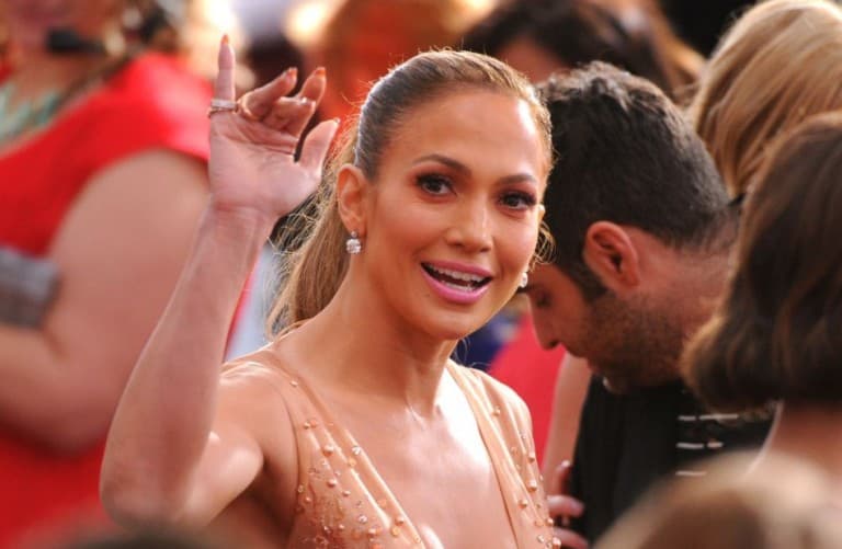 Jennifer Lopez szinte meztelenül promotálja legújabb dalát (VIDEÓ)