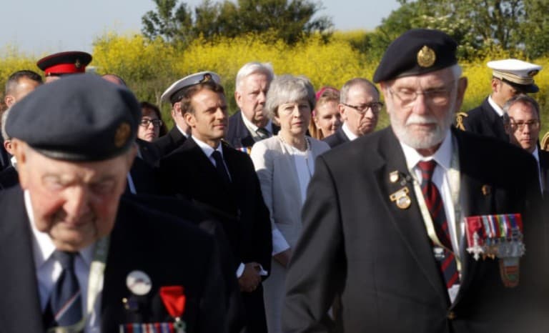 A francia államfő köszönetet mondott a veteránoknak Franciaország felszabadításáért a normandiai partraszállás évfordulóján