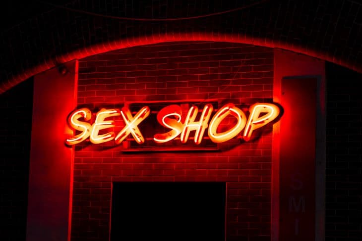 Egy nő a szexshopban akarta tesztelni a vibrátort, hogy működik-e (FOTÓK)