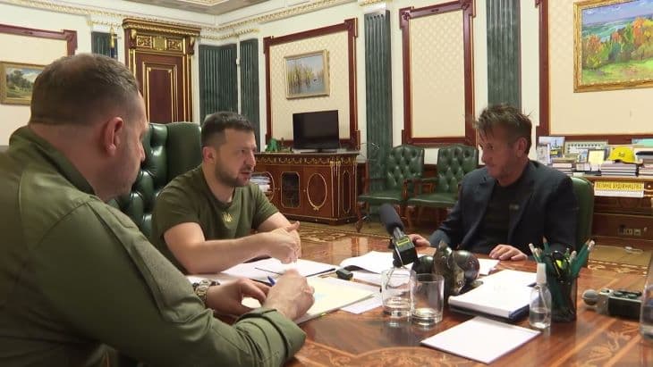 Sean Penn ismét találkozott Volodimir Zelenszkijjel Kijevben (VIDEÓ)