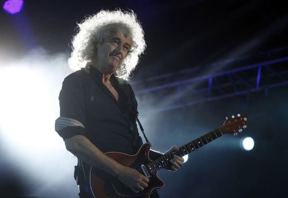 A brit király lovagi címet adományozott Brian May-nek, a Queen gitárosának (VIDEÓ)