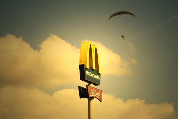 Új logóval nyitnak meg az egykor a McDonald's-lánchoz tartozó éttermek Oroszországban