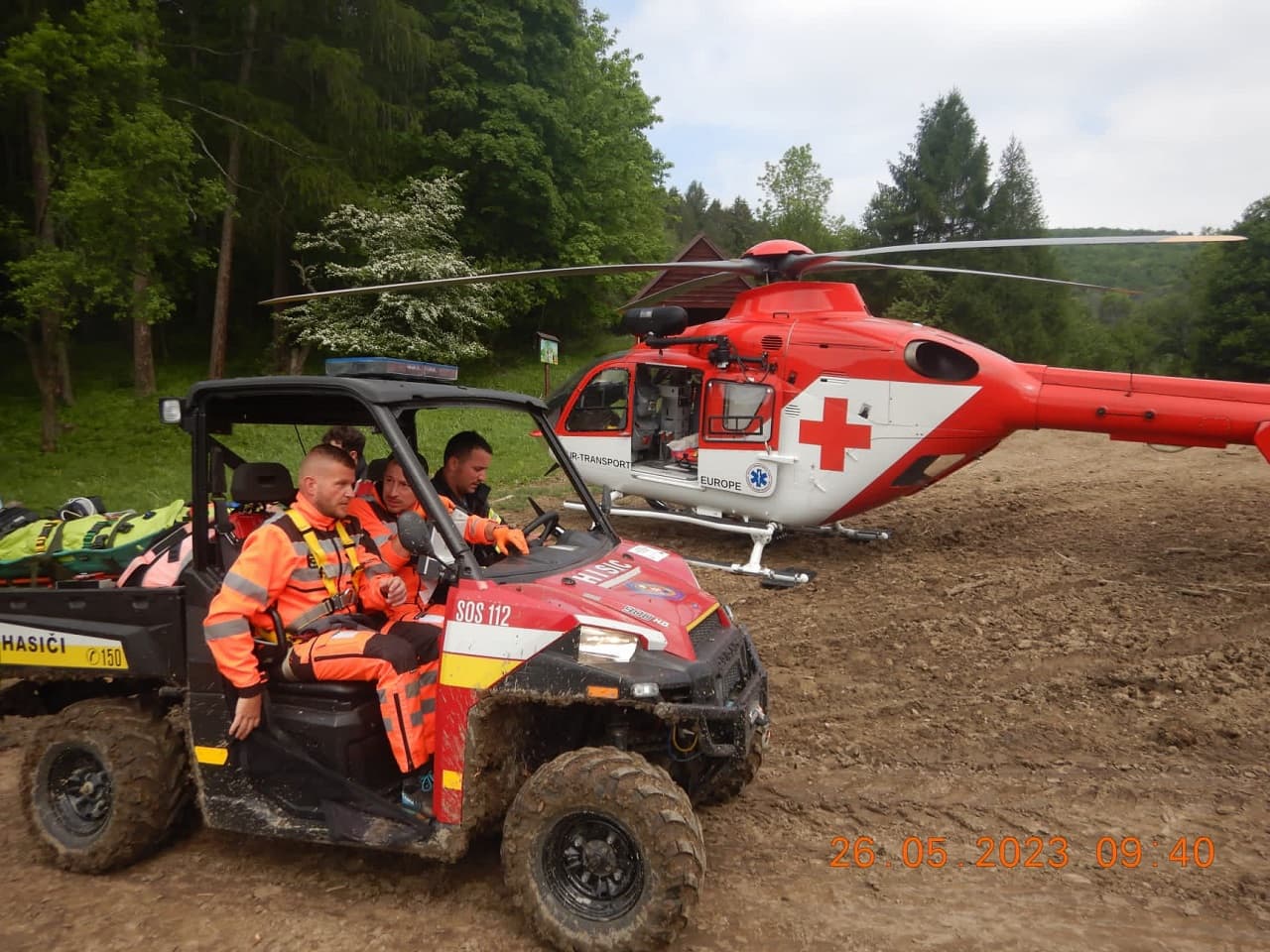 Kidőlő fa sebesített meg egy férfit, mentőhelikopterrel szállították kórházba