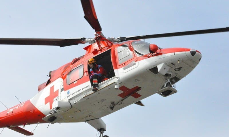 BALESET: Mentőhelikopter vitte el a súlyosan sérült motorost