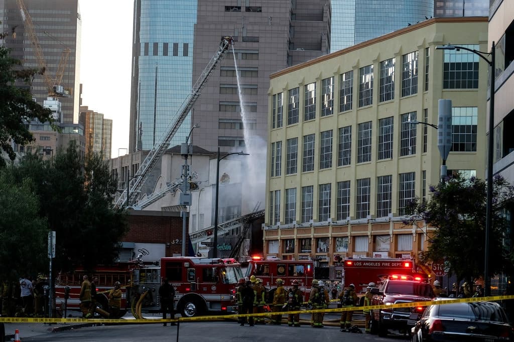 Tűz ütött ki egy raktárépületben Los Angelesben, több tűzoltó megsérült