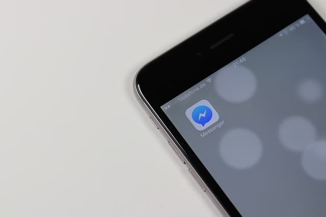 Változás a Facebookon - Már nem lehet telefonszámmal használni a Messengert
