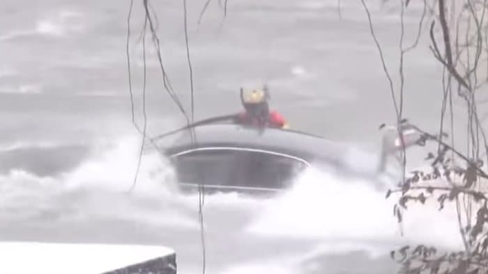 Tragédia: A fagyos vízbe zuhant autójával a 66 éves nő, nem élte túl a balesetet (Videó)