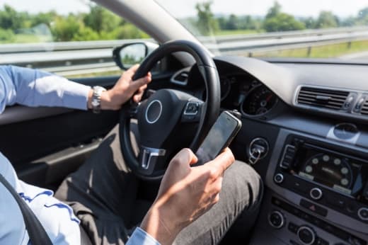 Szigorítják a szabályokat – a vezetés közben telefonálók és a fiatal sofőrök vannak veszélyben