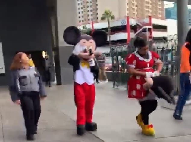 Összeverekedtek a biztonsági őrrel a Disney-figurák, Minnie alaposan elgyepálta a támadóját – VIDEÓ